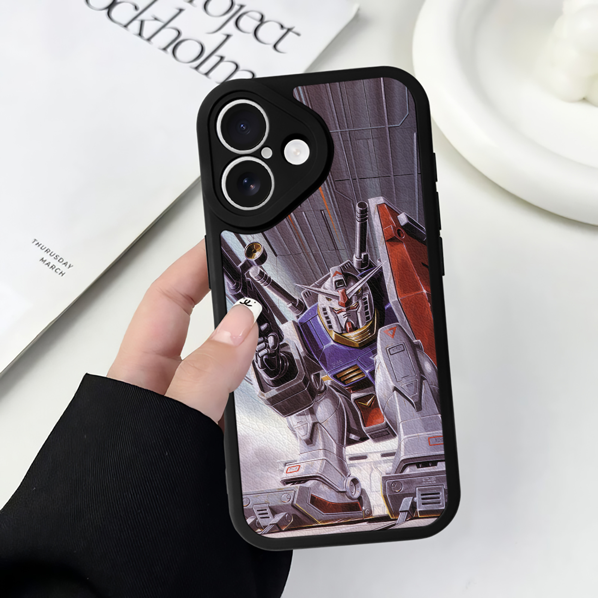 （画像用） 機動戦士ガンダム Mobile Suit Gundam 【iPhone 16シリーズ対応】シリコンスマホケース（レザー調） 材質：シリコン